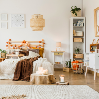Chambre avec des meubles et des accessoires scandinaves pour un espace chaleureux et confortable.
